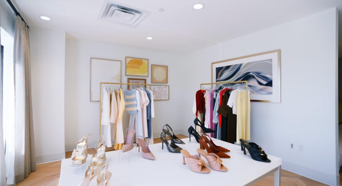 Dinas closet