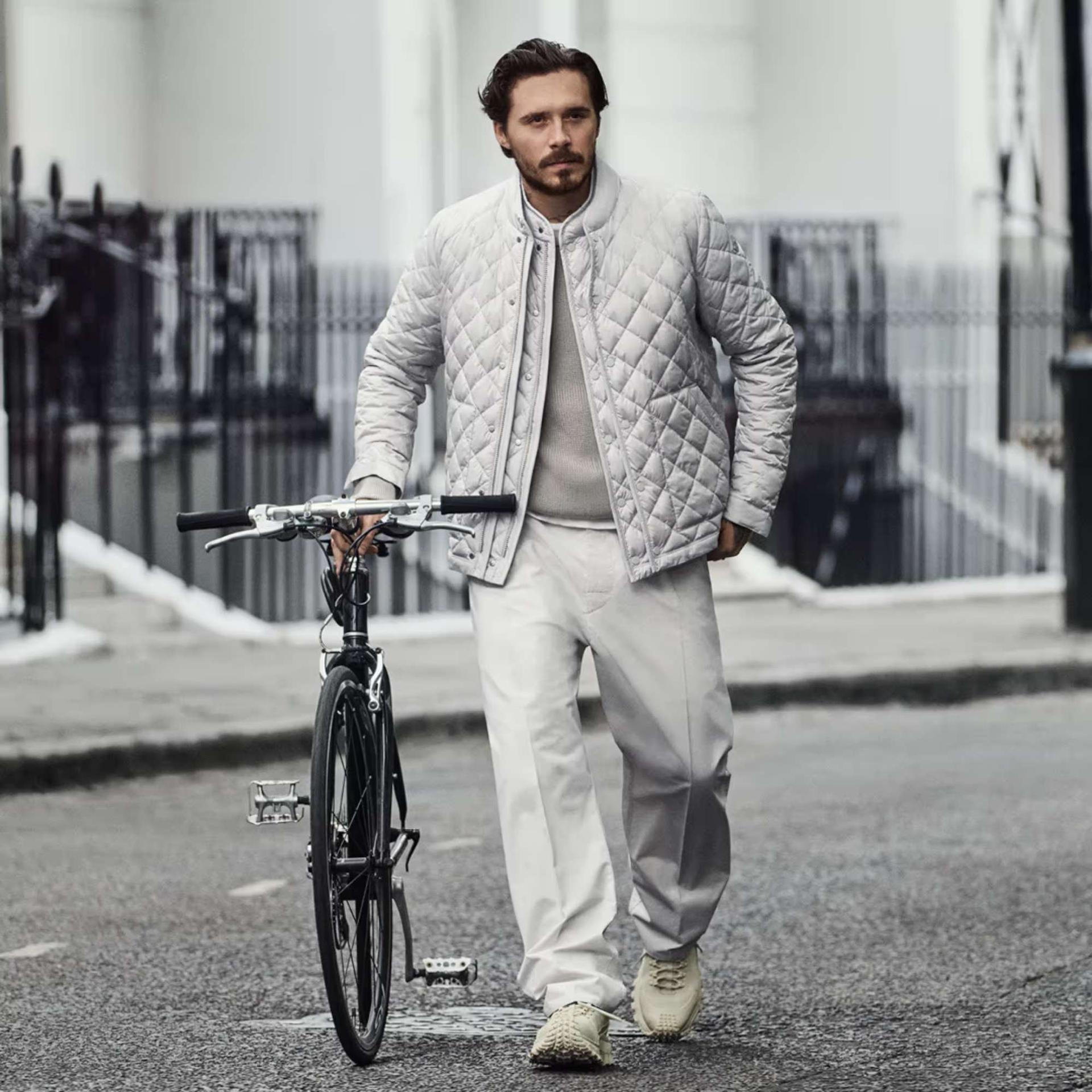 Men with cycle